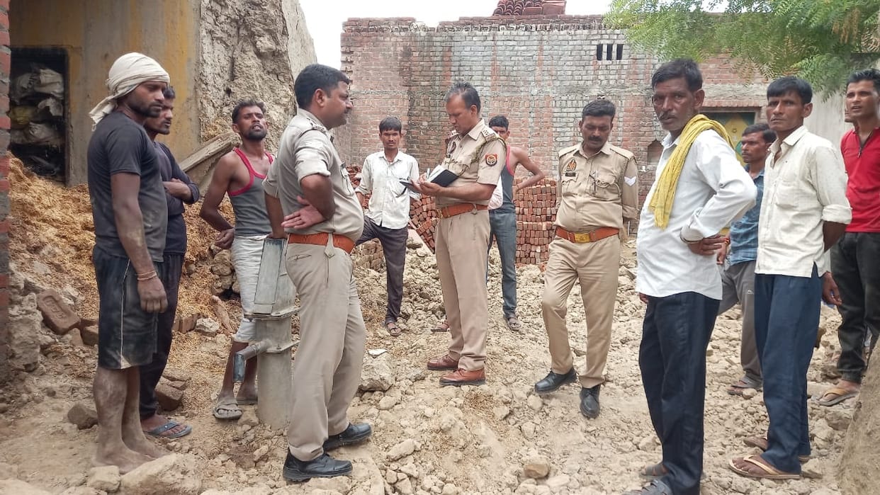 girl died and another got injured due to the wall collapsed in budaun