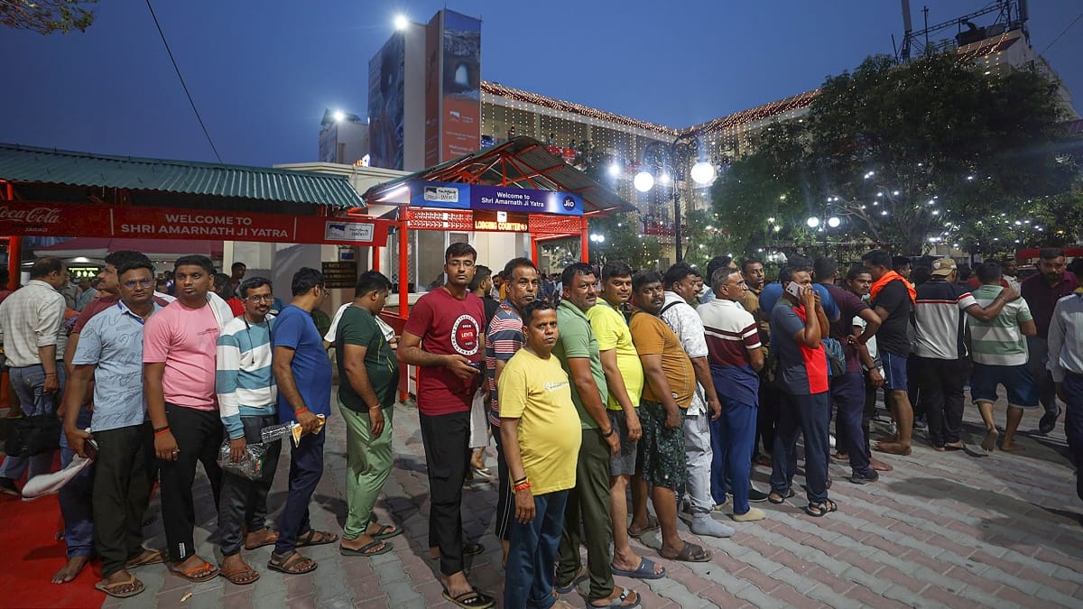 Amarnath Yatra 2024 first batch of 4603 pilgrims flags off from Jammu by LG manoj sinha