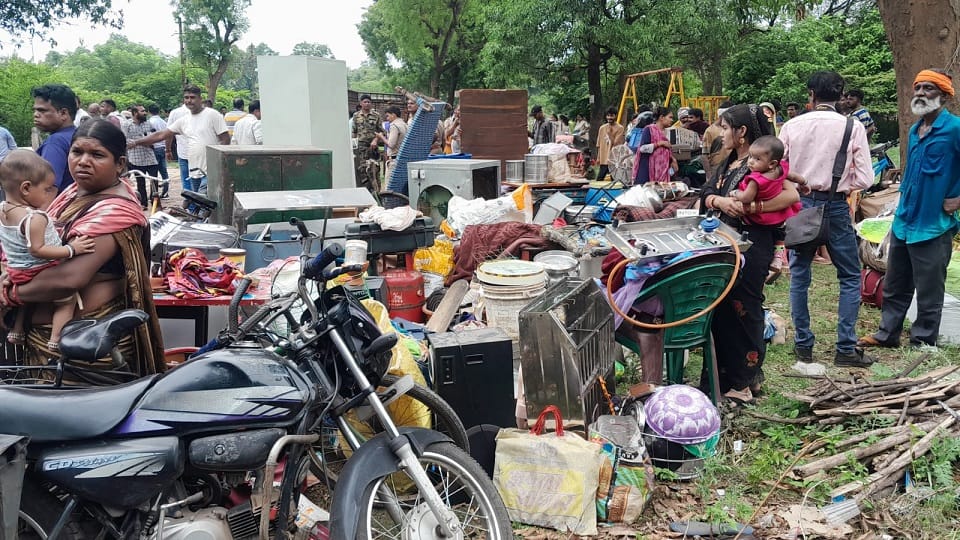 अवैध कब्जे पर चला प्रशासन का बुल्डोजर