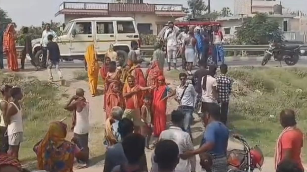 Begusarai: Teacher accused of beating students after drinking alcohol, parents reached school, created ruckus