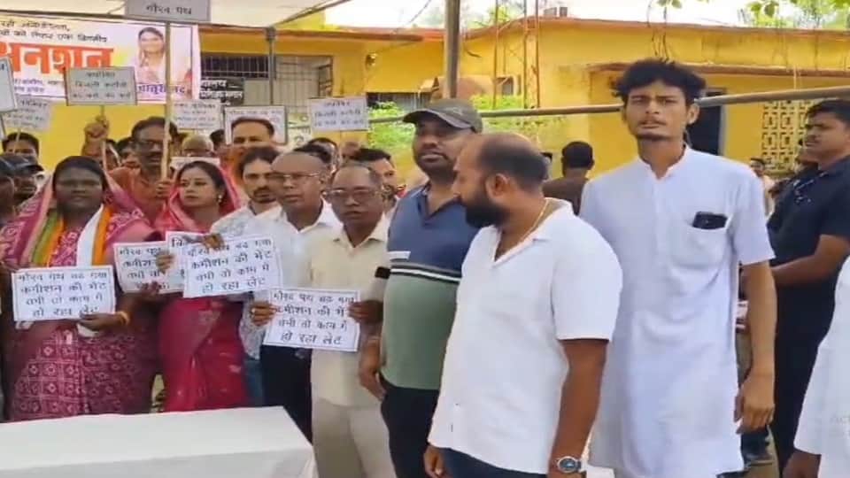 Congress MLA Chaturi Nand goes on hunger strike accuses government of corruption in Mahasamund