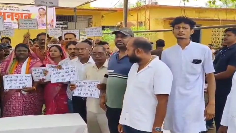 भूख हड़ताल पर बैठीं कांग्रेस विधायक चातुरी नंद
