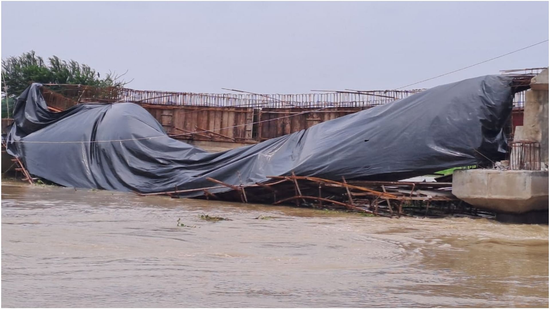 Bihar Bridge Under Construction Collapsed In Madhubani Jhanjharpur   Bihar Bridge Under Construction Collapsed In Madhubani Jhanjharpur Casting Of The Bridge Broke 18b5b8190342f7cafe8516e637508dd4 