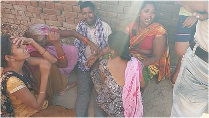 Bihar : मंच पर मिले सम्मान की खुशी हाइवा ने कुचल डाली; औरंगाबाद में पिता-पुत्र की सड़क हादसे में मौत Bihar: Father and son died in a road accident in Aurangabad returning from a newspaper's talent award ceremony