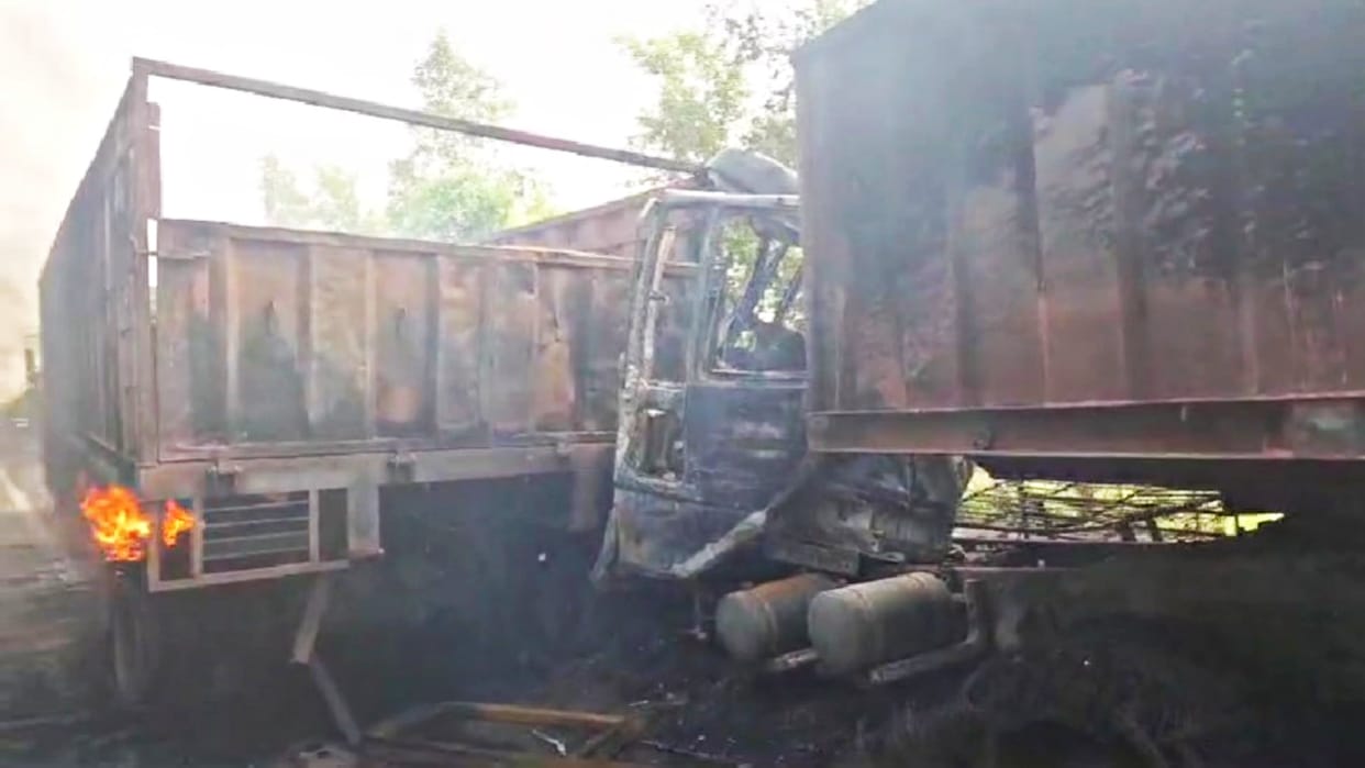 Bihar News: A fierce collision between two trucks in Siwan caused a fire, both vehicles burnt
