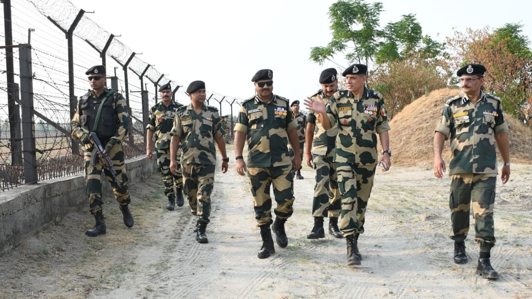 Jammu Kashmir : BSF dg Nitin Agarwal visits border area of jammu frontier