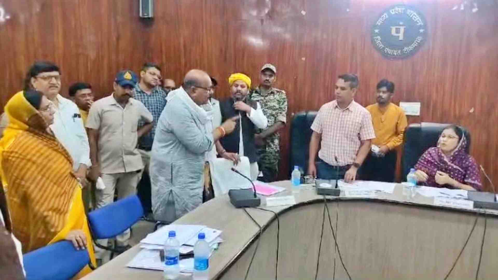 बैठक में हंगामा करते विधायक।