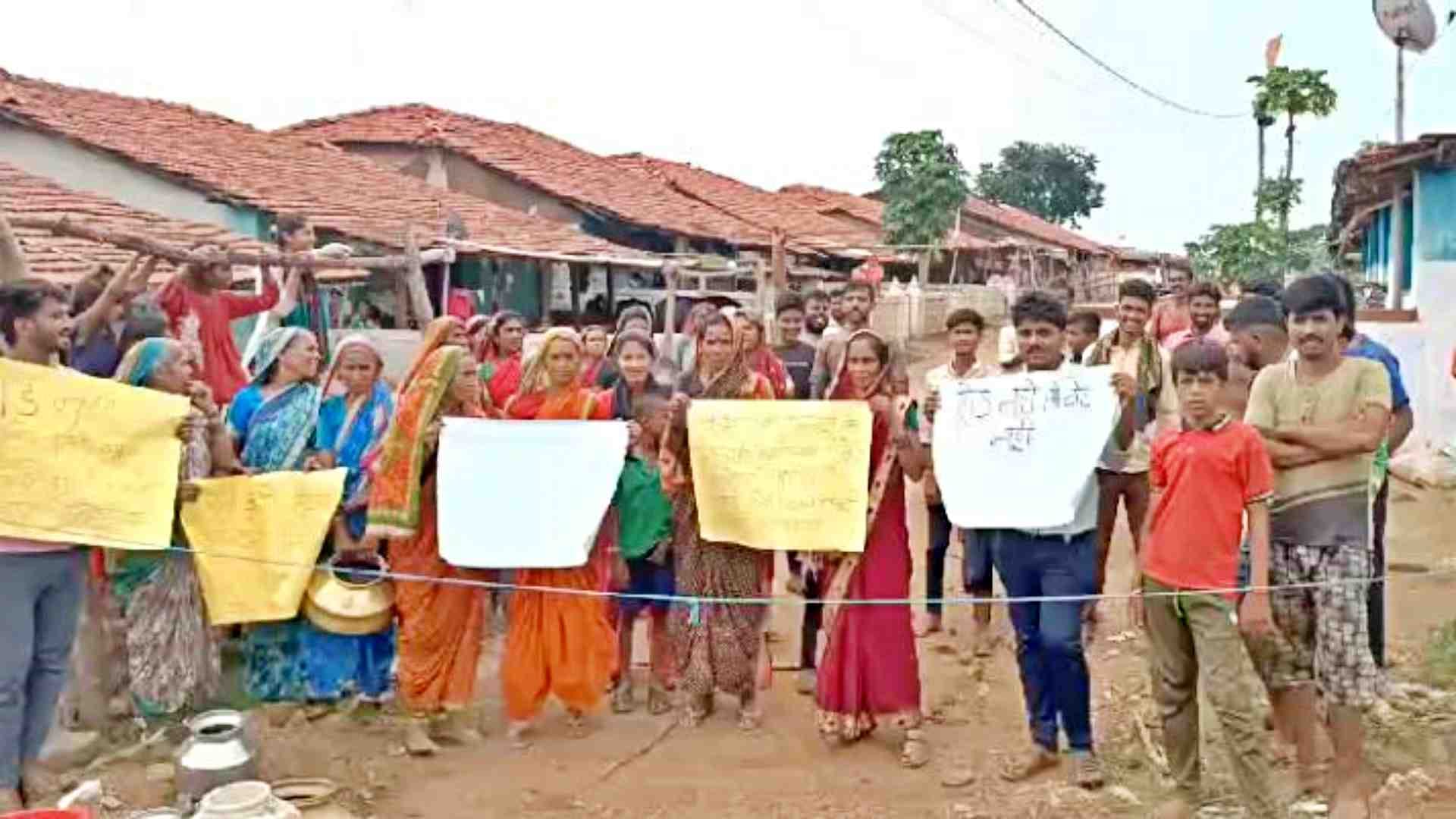 चुनाव बहिष्कार पर उतरे ग्रामीण।