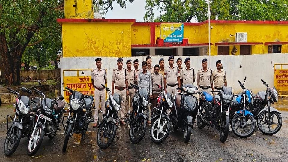 Police arrested two vicious bike thieves stolen motorcycles also recovered in Gaurela Pendra Marwahi