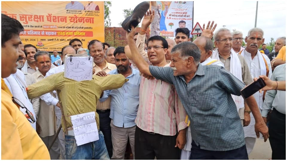Dausa: Protesting against statement of PCC Chief Dotasara Brahmin community took to streets and demonstrated