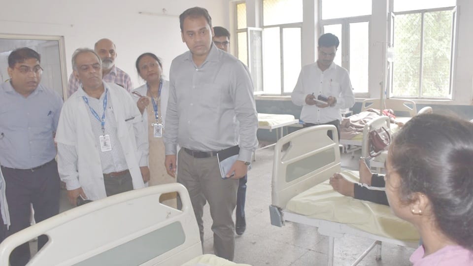 After taking charge new DM Moradabad inspected district hospital and enquired about condition of patients