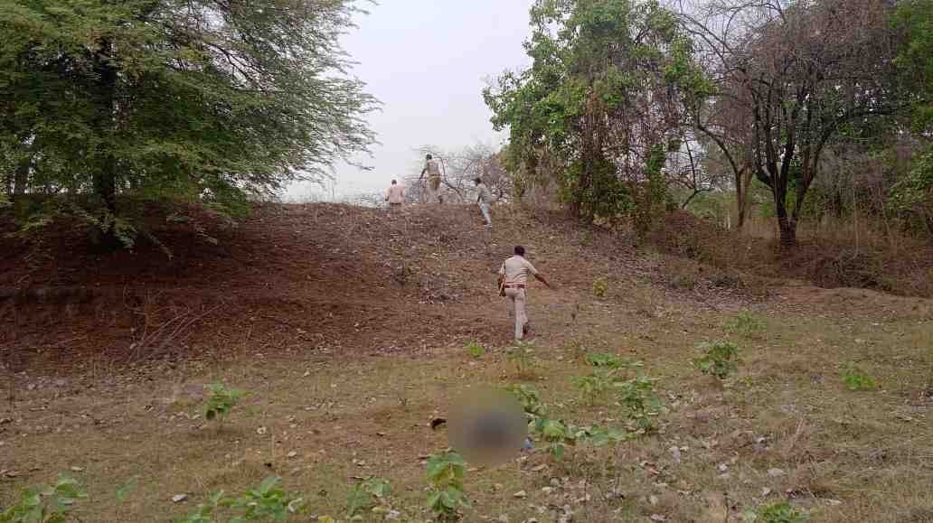 घटनास्थल पर जांच करने पहुंची पुलिस टीम।