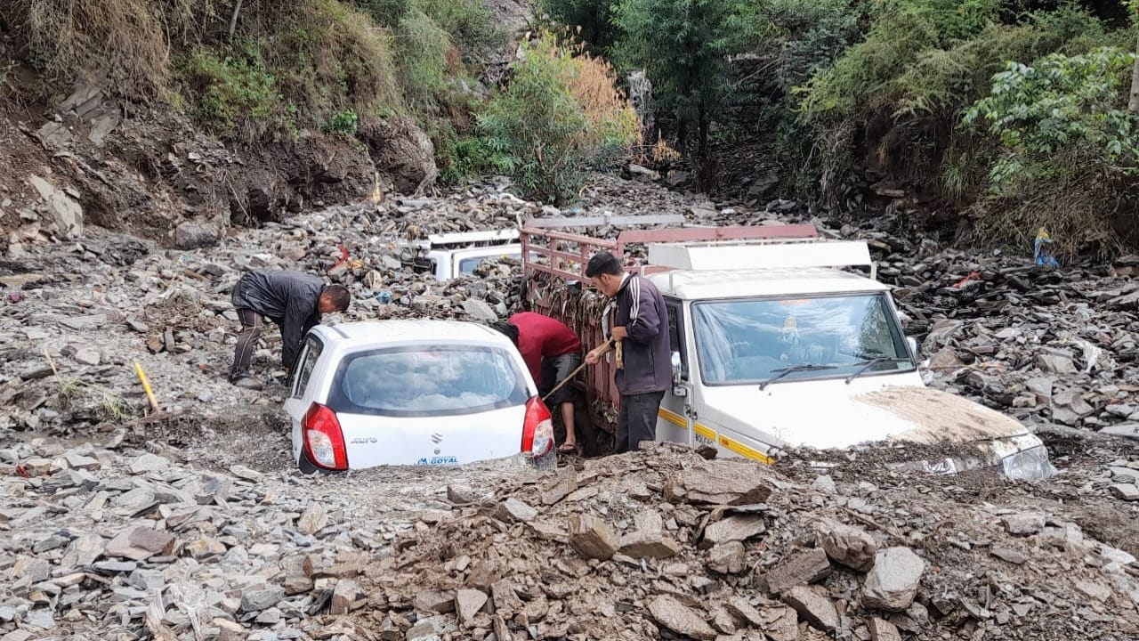 Himachal Weather: The first monsoon rain caused devastation, landslides in many places, vehicles got buried