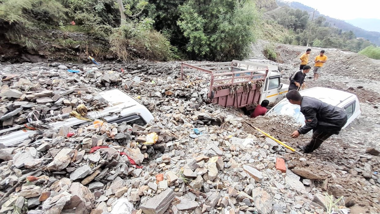 Himachal Weather: The first monsoon rain caused devastation, landslides in many places, vehicles got buried