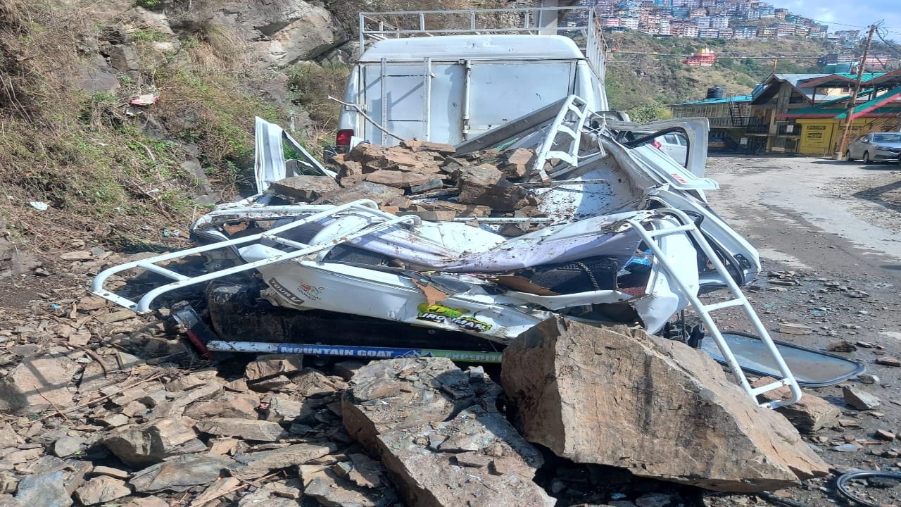 Himachal Weather: The first monsoon rain caused devastation, landslides in many places, vehicles got buried