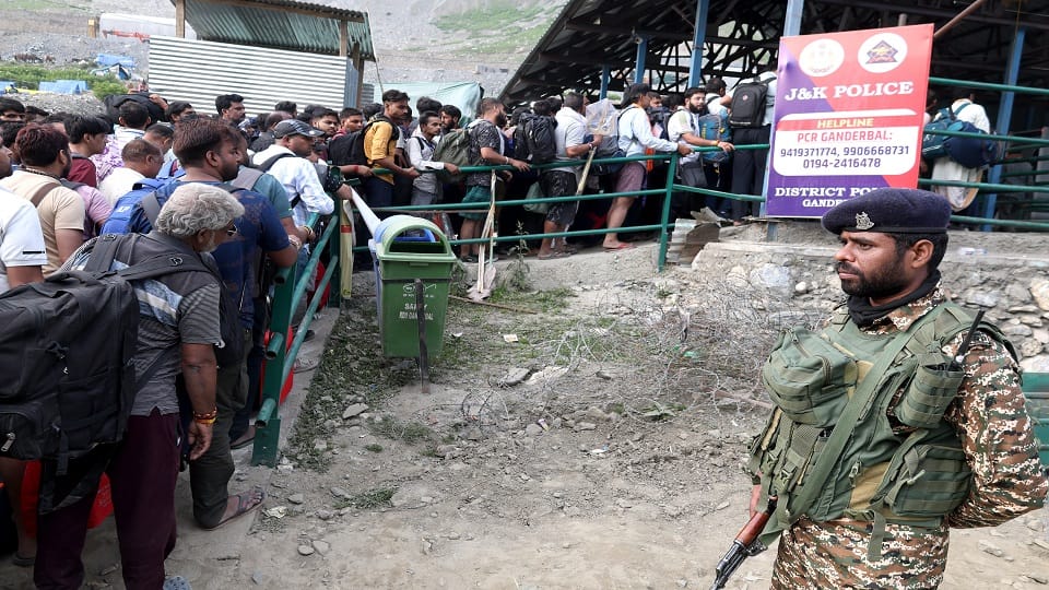 Amarnath Yatra 2024 first group have darshan of Baba Barfani on saturday