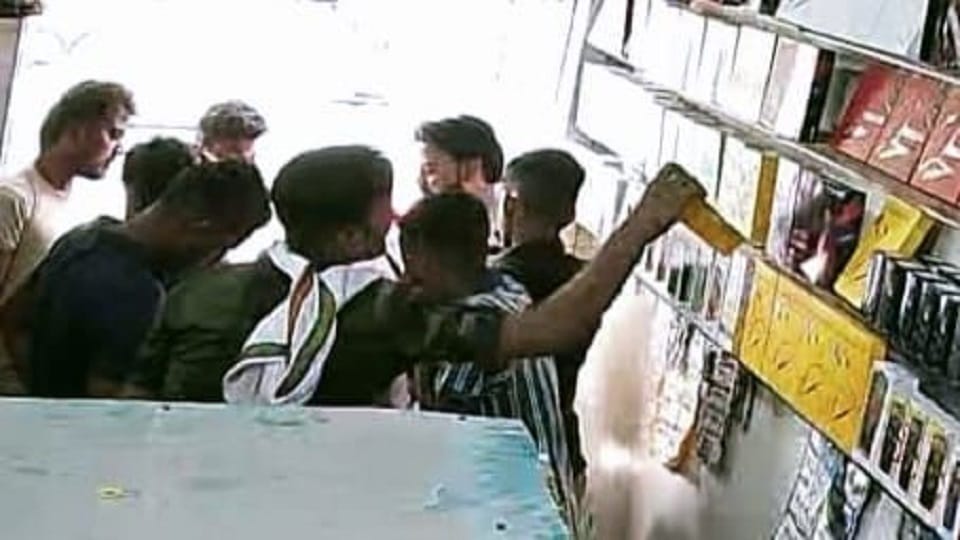 young man who came posing as a customer cleaned his hands at the mobile shop