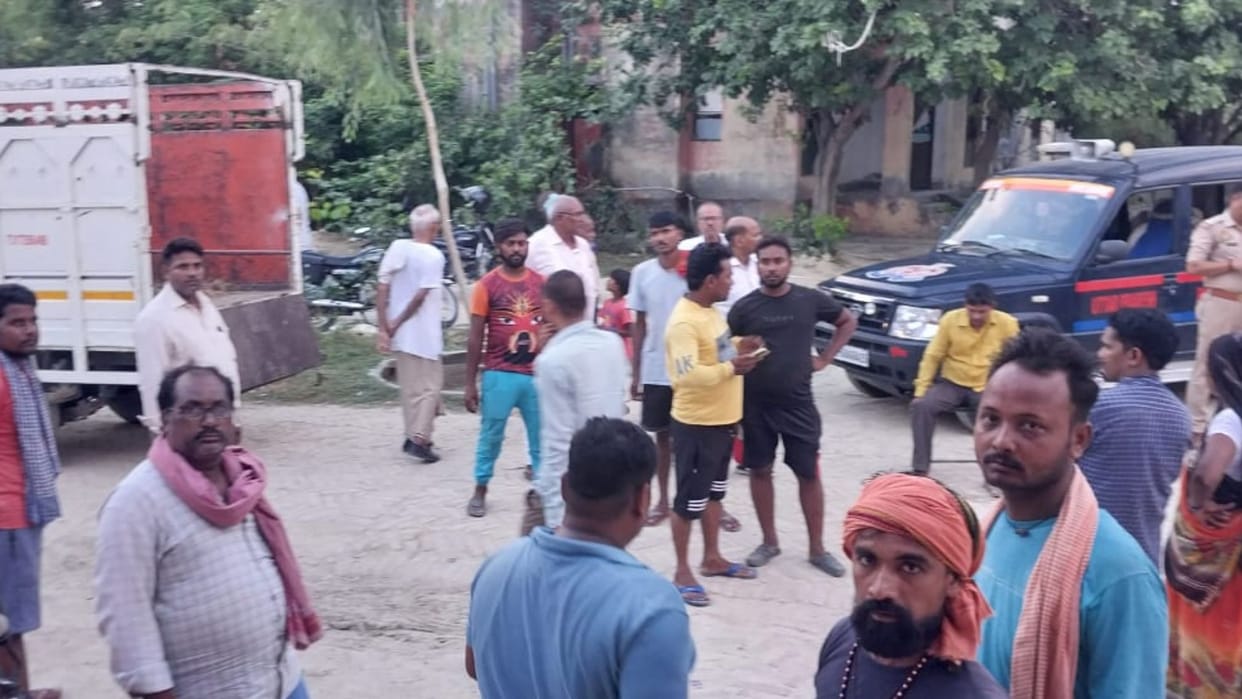 Two daughters died front of their mother in azamgarh they tried save drowning sisters