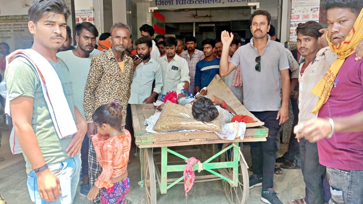 Katni News relatives took patient on a cart after not getting a stretcher