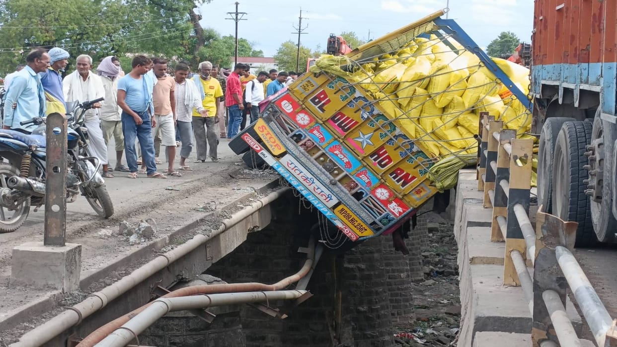 Khandwa truck loaded with fertilizer swung in middle of two bridges built on river by breaking railing