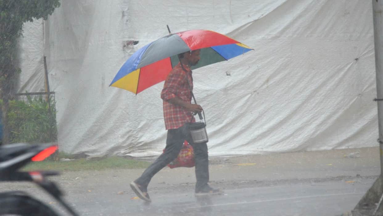 Pre-monsoon knocks Drizzle in Bareilly temperature drops