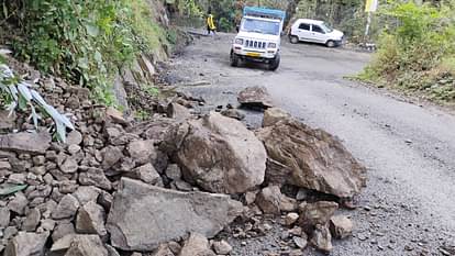 Himachal Weather: The first monsoon rain caused devastation, landslides in many places, vehicles got buried in