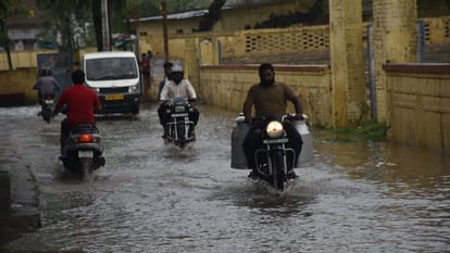Waterlogging in Moradabad in pictures: Difficult to move on the road, vehicles stuck at many places