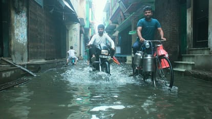 Waterlogging in Moradabad in pictures: Difficult to move on the road, vehicles stuck at many places