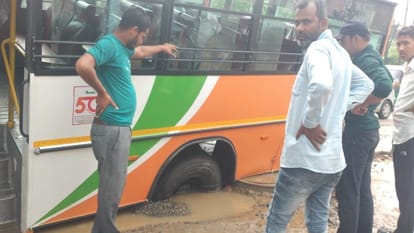 Waterlogging in Moradabad in pictures: Difficult to move on the road, vehicles stuck at many places