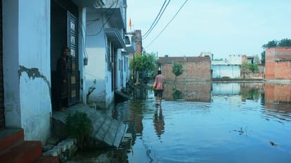 Waterlogging in Moradabad in pictures: Difficult to move on the road, vehicles stuck at many places
