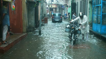 Waterlogging in Moradabad in pictures: Difficult to move on the road, vehicles stuck at many places