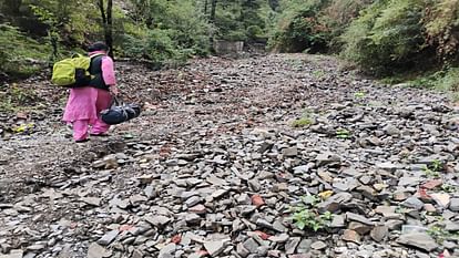 Himachal Weather: The first monsoon rain caused devastation, landslides in many places, vehicles got buried in