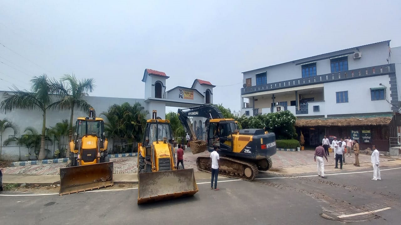 Bareilly firing case accused resort demolished in bareilly