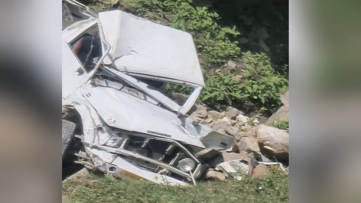 Road Accident: Gypsy fell at 14 turn on Rohtang road, seven people injured