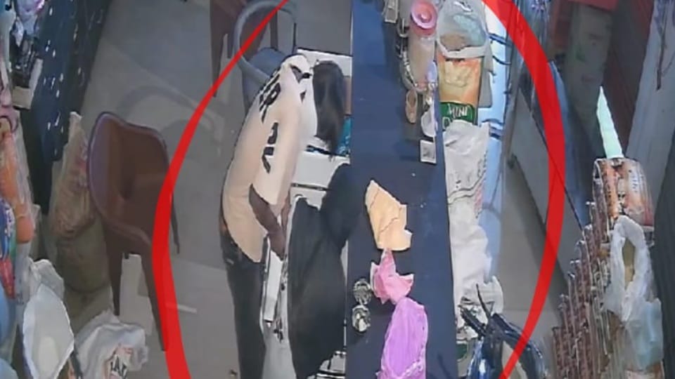 cash stolen from Kariana store in Kapurthala two thieves captured in CCTV
