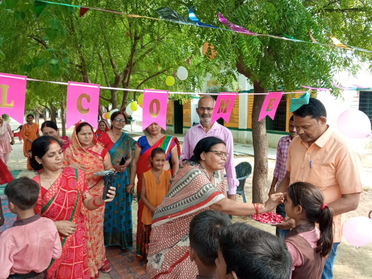 UP: Primary schools opened across the state, children were welcomed after getting vaccinated, gates found clos
