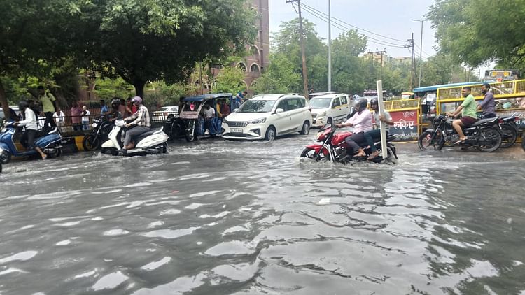 तस्वीरों में दिल्ली-NCR की बारिश: बरसात राहत के साथ लाई आफत, घरों से लेकर सड़कें तक हुईं लबालब, AQI में सुधार