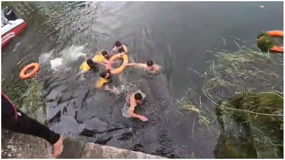गोताखोरों ने बाहर निकाले शव।