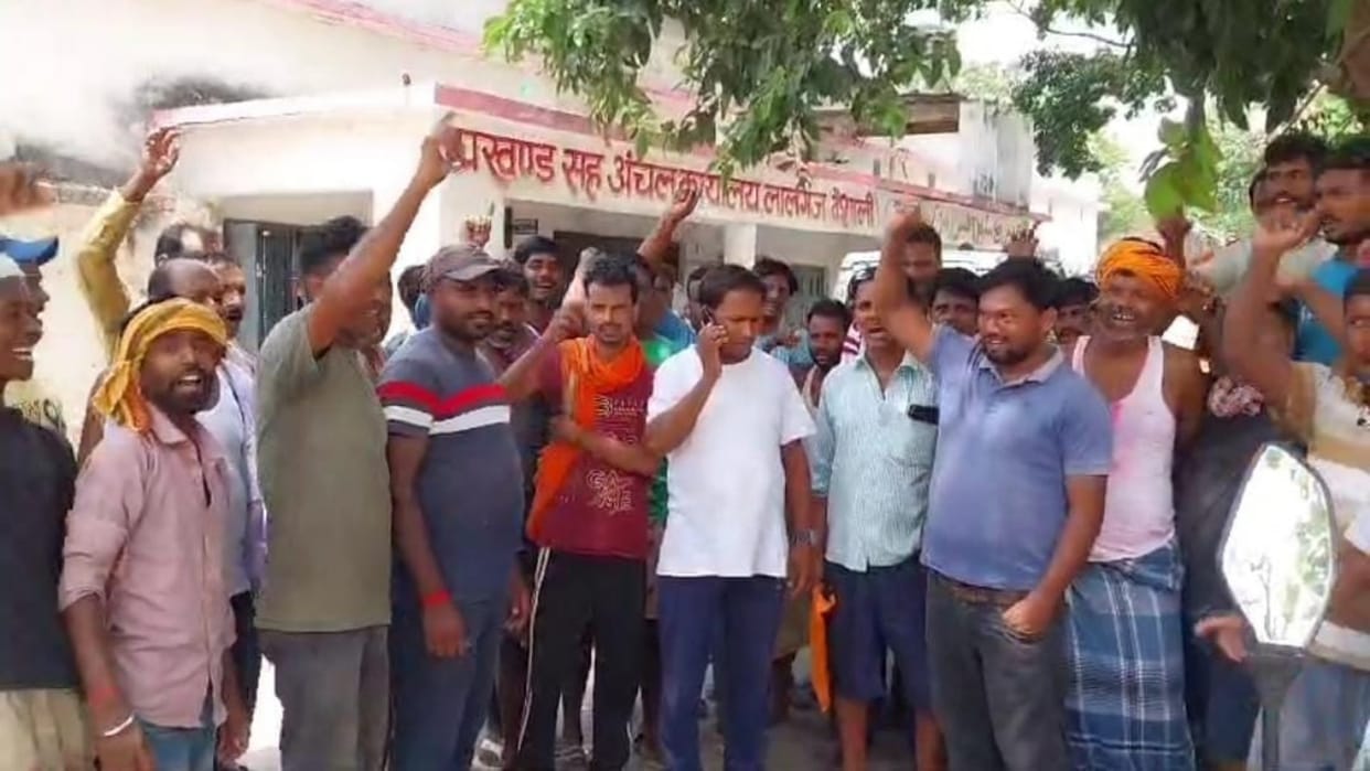 Vaishali: Villagers surrounded zonal office and city council over occupation of govt land by ward councilor