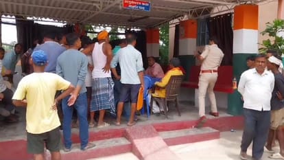 Vaishali: Villagers surrounded zonal office and city council over occupation of govt land by ward councilor