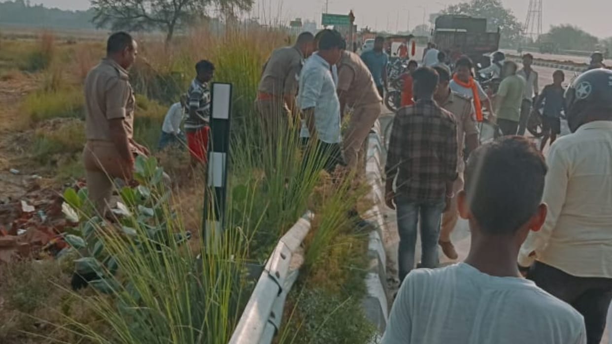 Dead bodies of two people found in Varanasi young man was hanging a tree girl found water tank