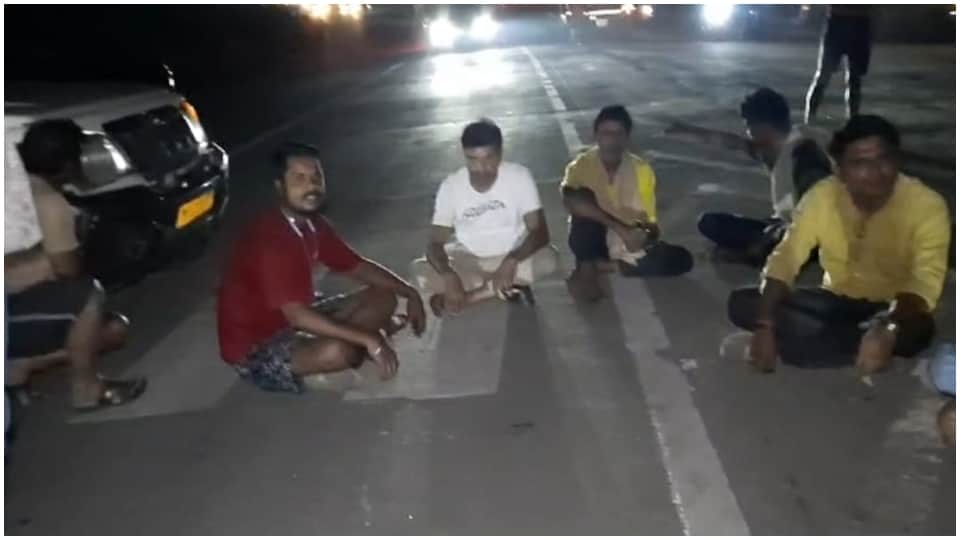 हाईवे पर बैठे मृतका के परिजन।