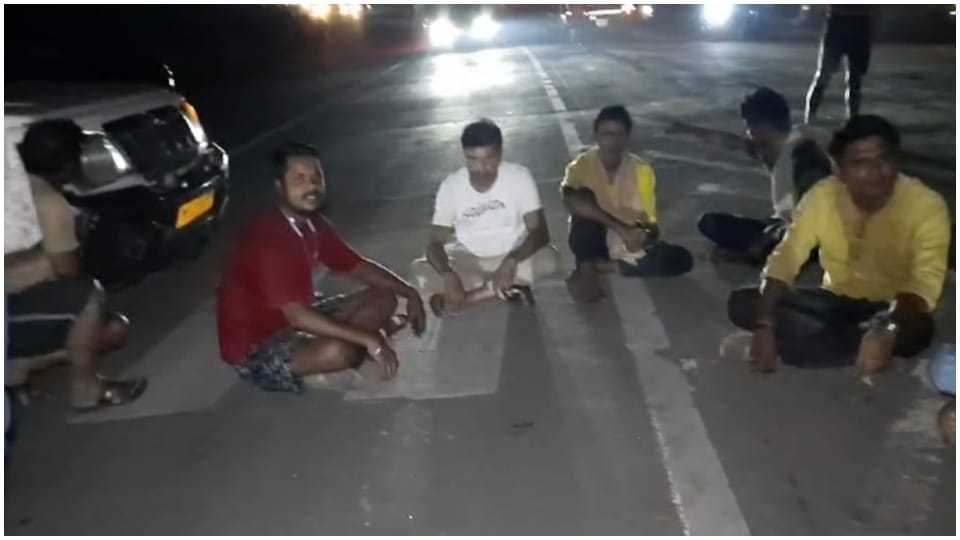हाईवे पर बैठे मृतका के परिजन।