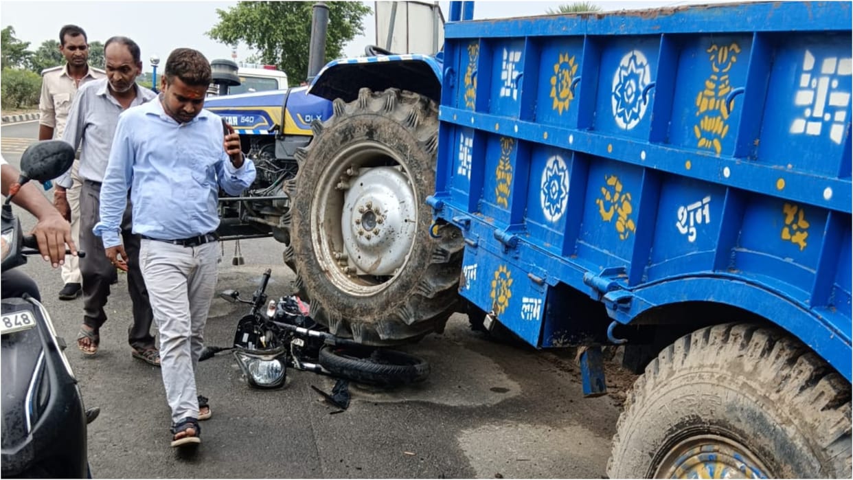 Bihar News : Tractor crushed bike rider, Road Accident on Patna four lane, Bihar police