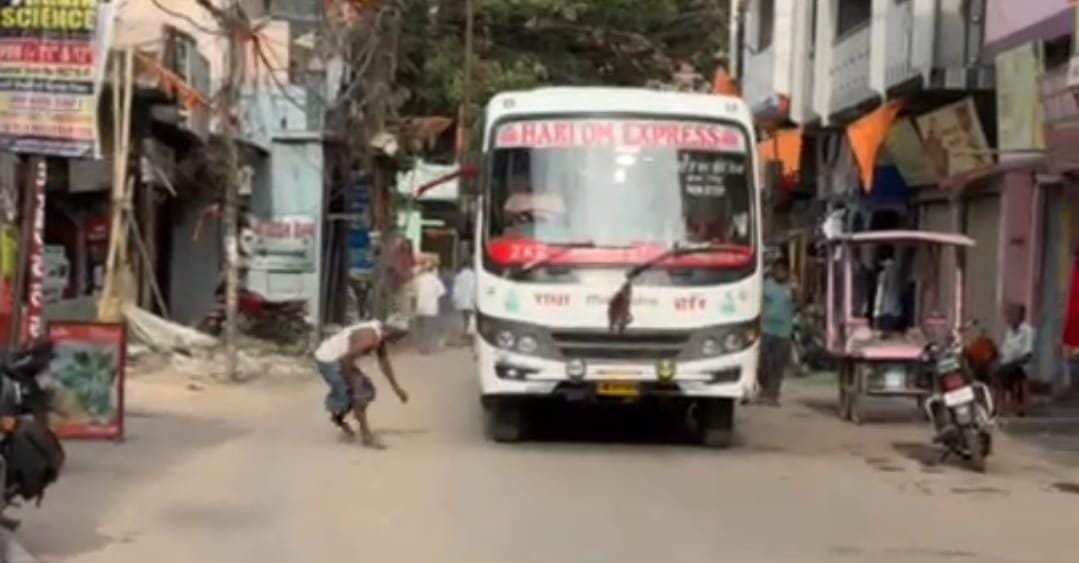 Bihar News: Live video of death in Gaya went viral, a person committed suicide by coming under the bus
