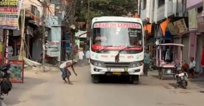 Bihar News : गया में लाइव मौत का वीडियो हुआ वायरल, बस के नीचे आकर एक शख्स ने दे दी जान Bihar News: Live video of death in Gaya went viral, a person committed suicide by coming under the bus
