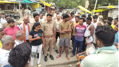 Three people were injured after a fight between two parties in Bhaluani of Deoria, they sat on a dharna