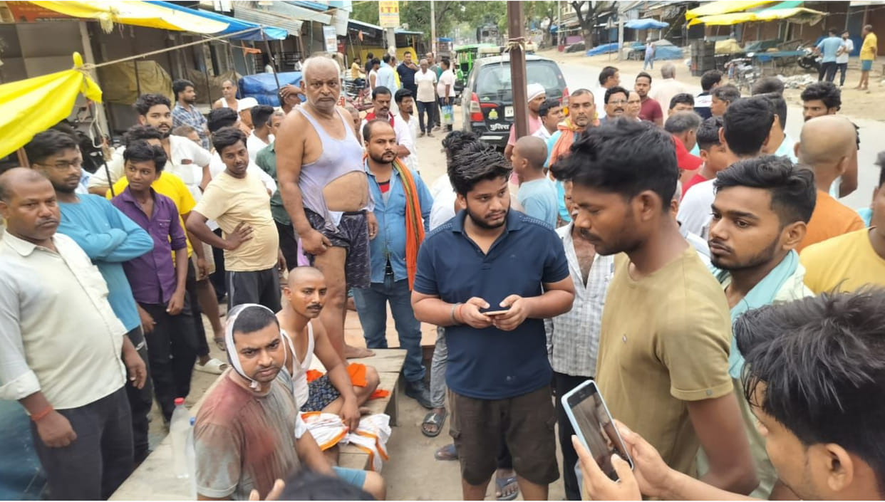 Three people were injured after a fight between two parties in Bhaluani of Deoria, they sat on a dharna