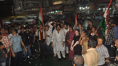 Indore News: तेज बारिश में खड़े रहे कांग्रेस नेता, निगम के भ्रष्टाचार के खिलाफ जनता से करवाए हस्ताक्षर indore news congress protest