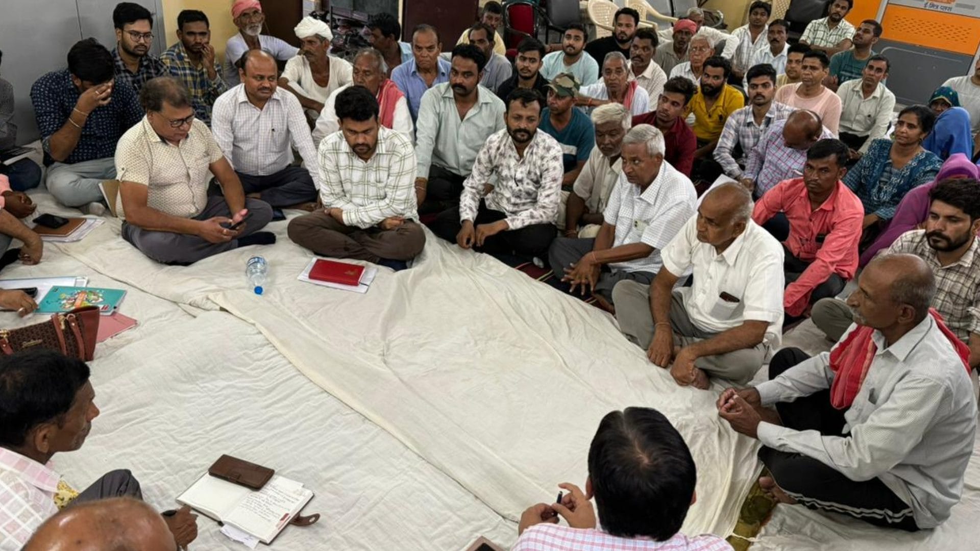 एसडीएम वीरमाराम ने रात्रि चौपाल में सुनी ग्रामीणों की समस्याएं